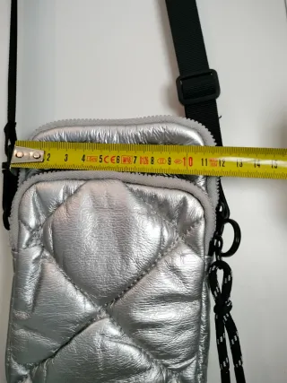 Bolso pequeño plateado acolchado