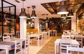 Taburetes madera. Sillas y barricas. Mesas altas