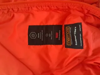 Cazadora Levi's acolchada roja ,con  capucha.