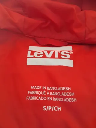 Cazadora Levi's acolchada roja ,con  capucha.