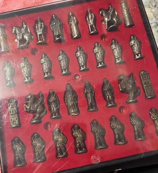 Ajedrez metálico figuras medievales