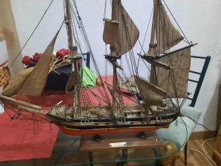 Maqueta de barco de madera