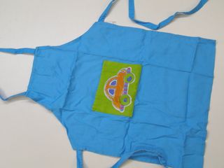 Delantal infantil azul con dibujo