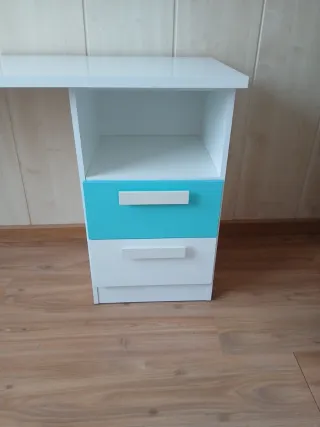 Escritorio infantil blanco y turquesa