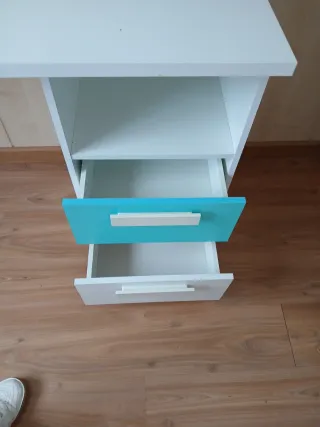 Escritorio infantil blanco y turquesa