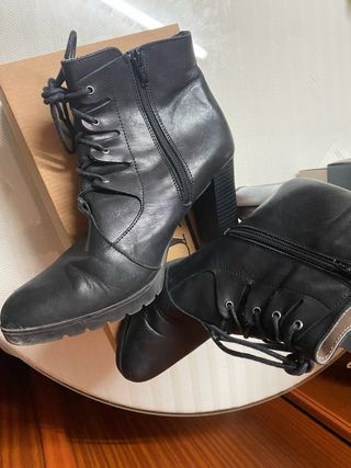 Botines negros con cordones y cremallera