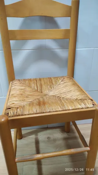 2 Sillas de madera con asiento de ratán. (ENEA)