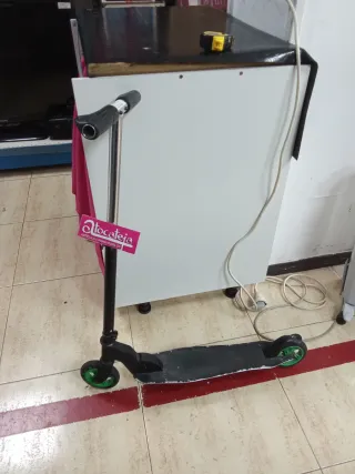 Patinete Negro con Ruedas Verdes