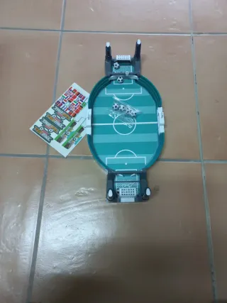 Futbolín de mesa con balones y pegatinas