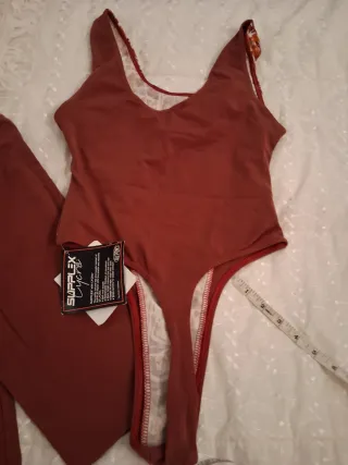 Conjunto de gimnasia/danza: leotardo y shorts