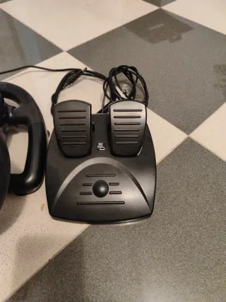 Volante y pedales para PC/Consola SuperDrive 450 C