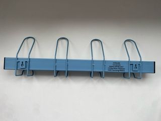 Perchero infantil de metal azul