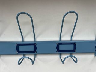 Perchero infantil de metal azul