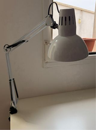 Escritorio blanco con cajones y lámpara