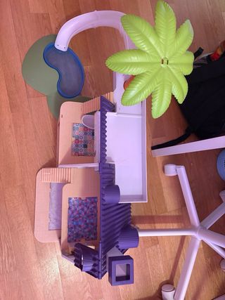 Casa de muñecas con tobogán y piscina