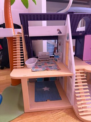 Casa de muñecas con tobogán y piscina