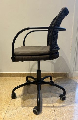 Silla de escritorio de mimbre con ruedas