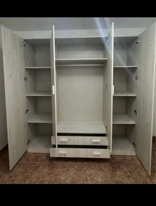 Armario de madera blanco y marrón