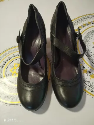 Zapatos de tacón negros con pulsera