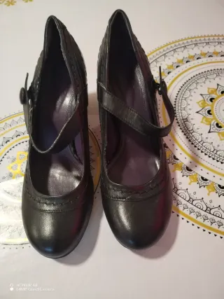 Zapatos de tacón negros con pulsera