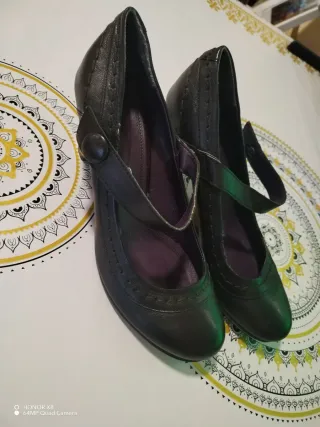 Zapatos de tacón negros con pulsera
