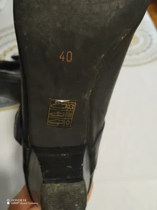 Zapatos de tacón negros con pulsera