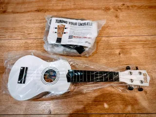 Ukelele soprano blanco con accesorios
