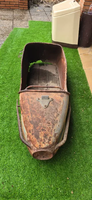 Antiguo sidecar oxidado