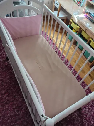 Cuna bebé blanca con colchón, fundas y protector