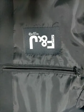 Traje de chaqueta negro. Solo usado una vez.