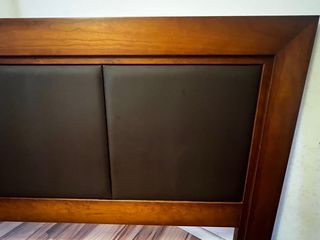 Cabecero de cama en madera de haya y polipiel.