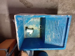 Pila de lavar antigua azul