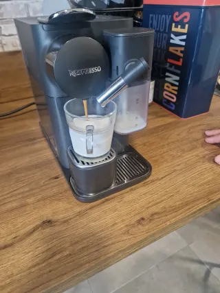 Cafetera Nespresso Lattissima Oner shadow black