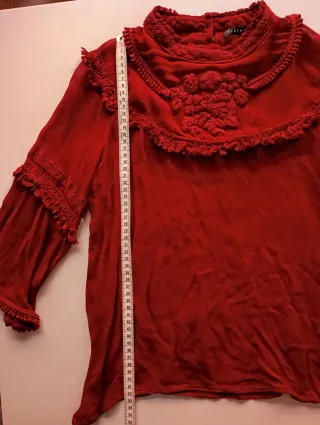 Blusa roja con bordado