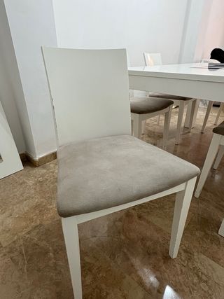 Mesa extensible y 6 sillas blancas
