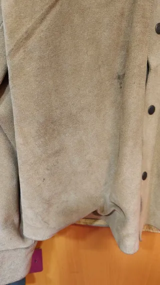 Chaqueta de piel gruesa beige y marrón