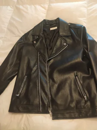 Chaqueta efecto piel negra