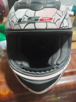 Casco de moto LS2.