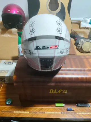 Casco de moto LS2.