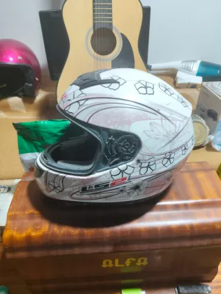 Casco de moto LS2.