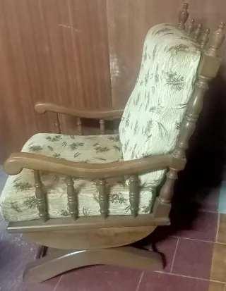 Sillón balancín de madera y tela