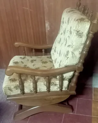 Sillón balancín de madera y tela