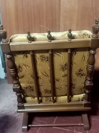 Sillón balancín de madera y tela