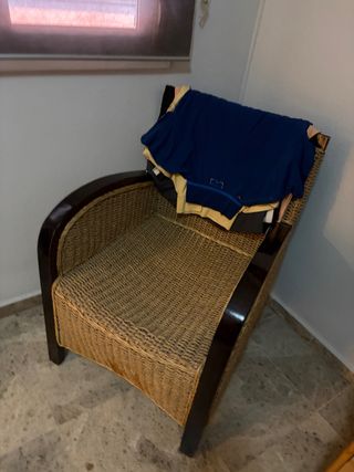 Sillón de mimbre con detalles de madera