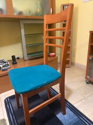 Mesa extensible y 4 sillas de madera