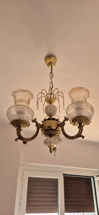 Lámpara de araña dorada y cristal