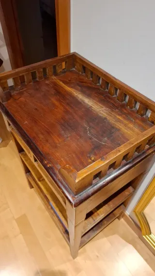 Mesa auxiliar antigua de madera