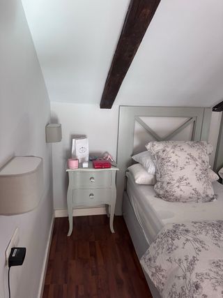 Cabeceros y mesita de noche gris