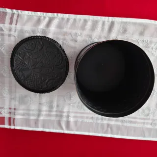 Cofre metálico decorado