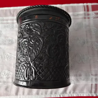 Cofre metálico decorado